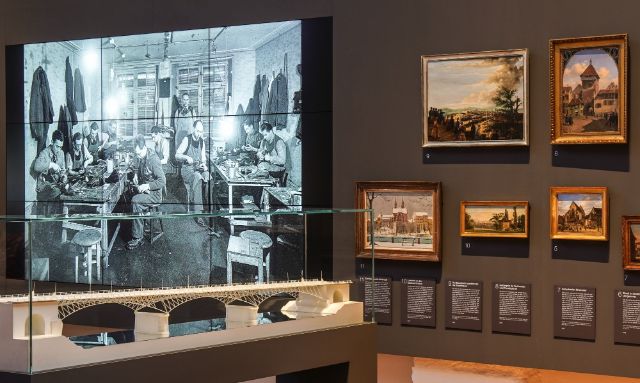 Stadtbilder und Modell der Calatrava Brücke in der Ausstellung Zeitsprünge – Basler Geschichte in Kürze