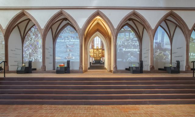 Lettnerkapellen mit Film und Hörstationen zur Basel im 20 und 21 Jahrhundert Durchblick in den Chor mit dem Calanca-Altar